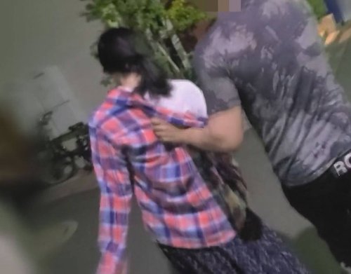 人妻深夜外逃被逮，潮吹反抗卻溫順就範，NTR無碼內射