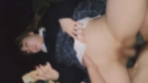 Net-Café-Mädchen stöhnt: Ungeschnittenes Amateurvideo