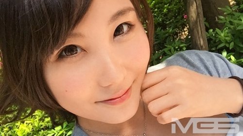 Gadis amatur buat filem dewasa pertama: urut vibrator & sentuhan jari pada payudara kecil